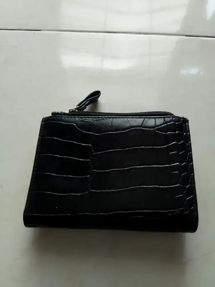 Dompet hitam sedang