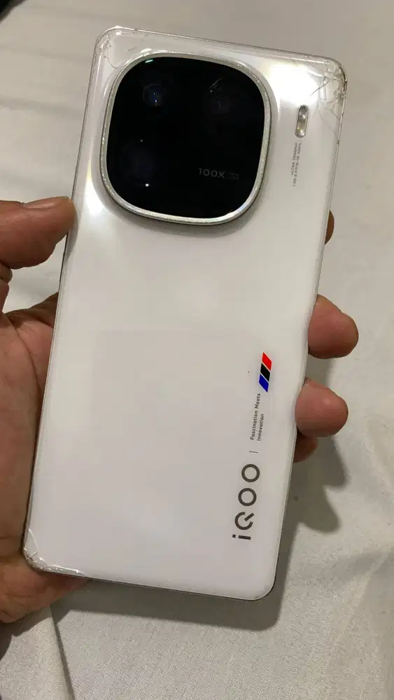 iQOO 12 5G (16GB/512GB) Legend White - Bandung Kota minus body aja