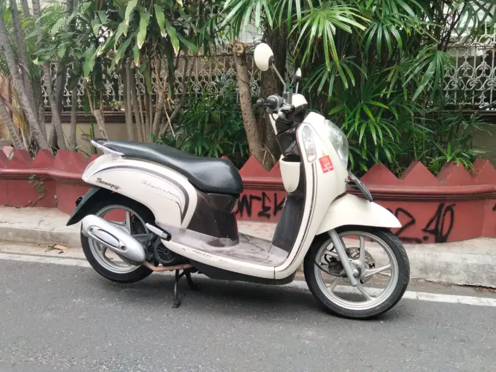 di jual cepat Honda Scoopy fi Stylish Thn 2016 cream BU. 9,5 JT nego