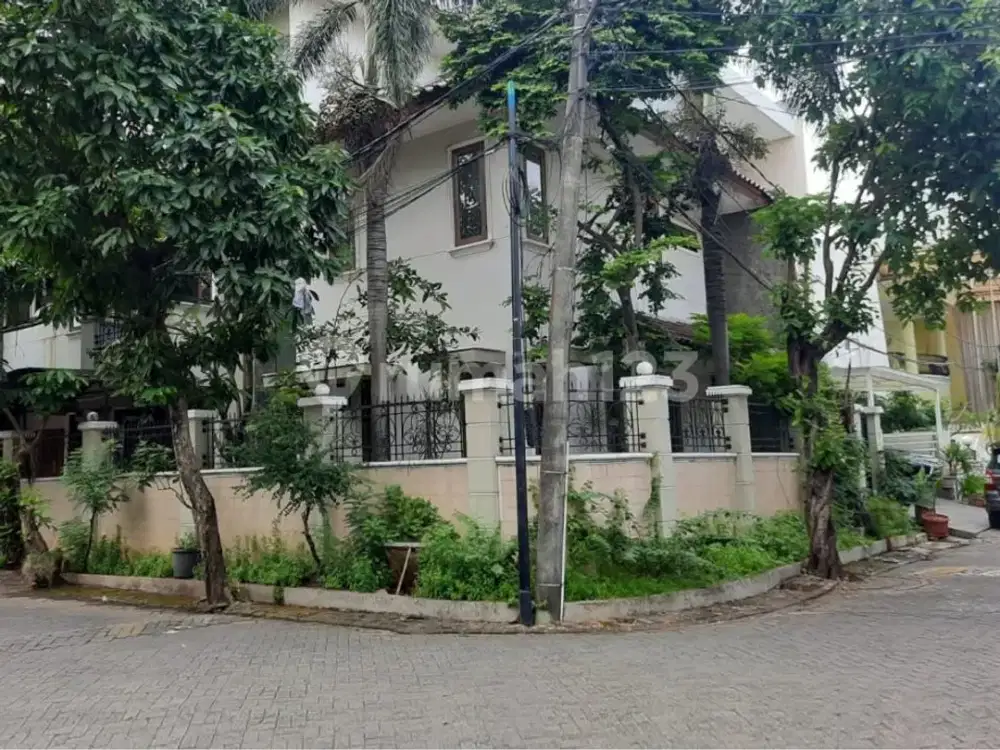 Turun Harga Rumah Hook di Taman Surya 3, Jakarta Barat