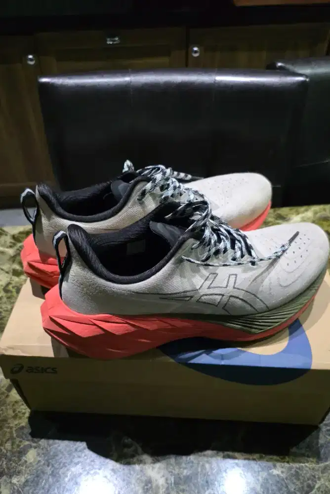 Sepatu Asics Men Novablast 4