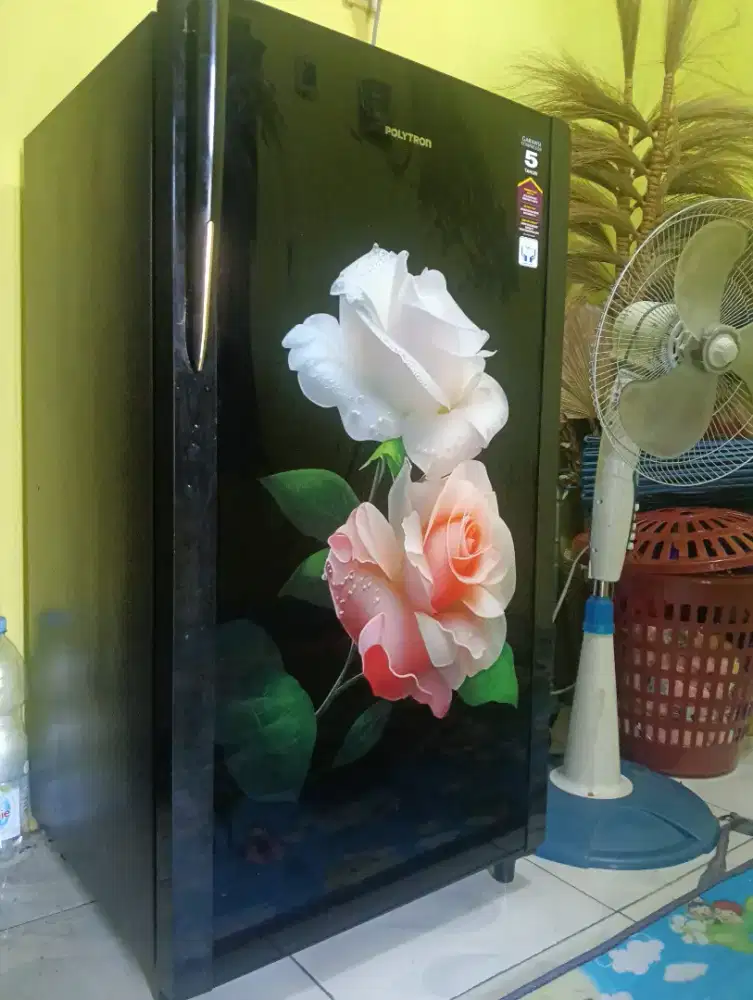 kulkas 1 pintu polytron glasdoor warna hitam
