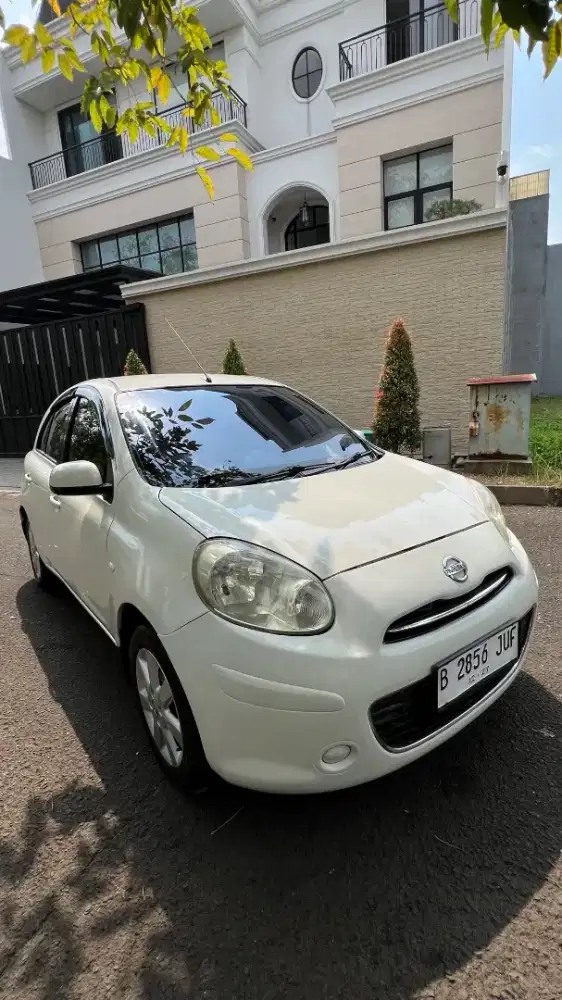 Nissan March 2012 Matic Warna Putih enak pakai Pajak Panjang