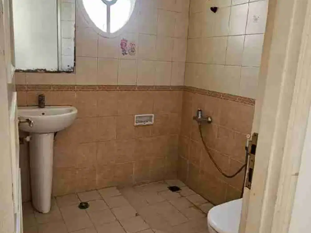 disewakan rumah PIK layar permai 8x15 semi furnish