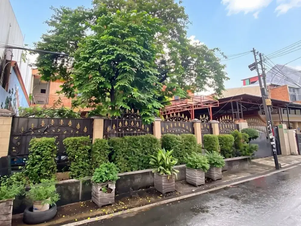 Rumah Megah Halaman Luas Plus Backyard, Murah & Lokasi Strategis di Kemayoran Jakpus - SHM