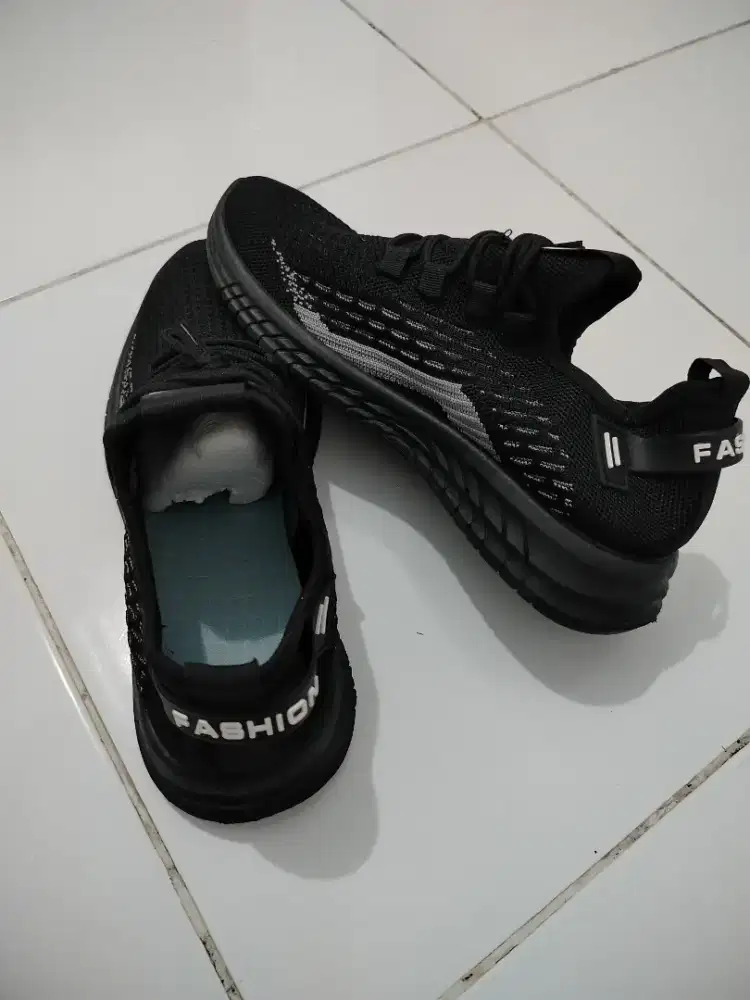 sepatu fashion buat kerja / olah raga
