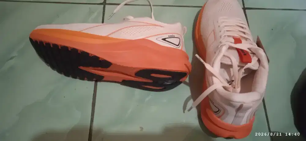Sepatu diadora baru