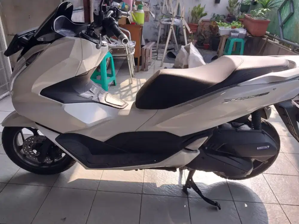 Honda PCX 160 2024 White / Putih - Low KM, Tangan, Surat Lengkap