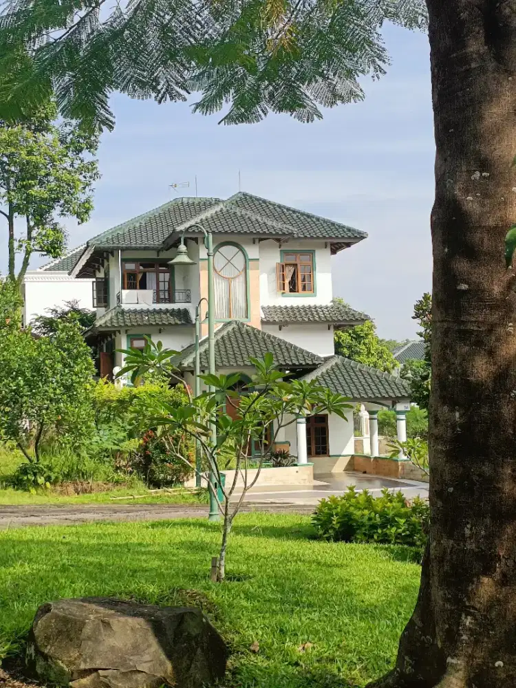 Di jual cepat rumah hook siap huni view lapangan golf di Sentul city