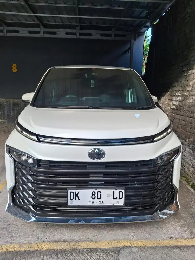 Jual Toyota Voxy 2.0 NIK 2023 Putih Metalik Very Low KM (ISTIMEWA)