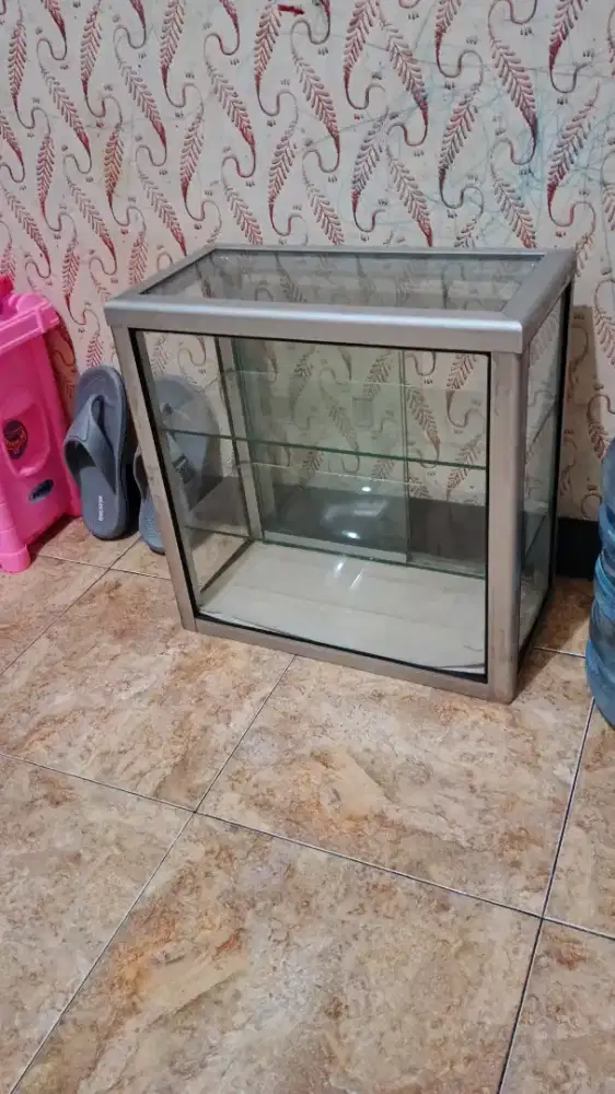 Etalase kaca serbaguna