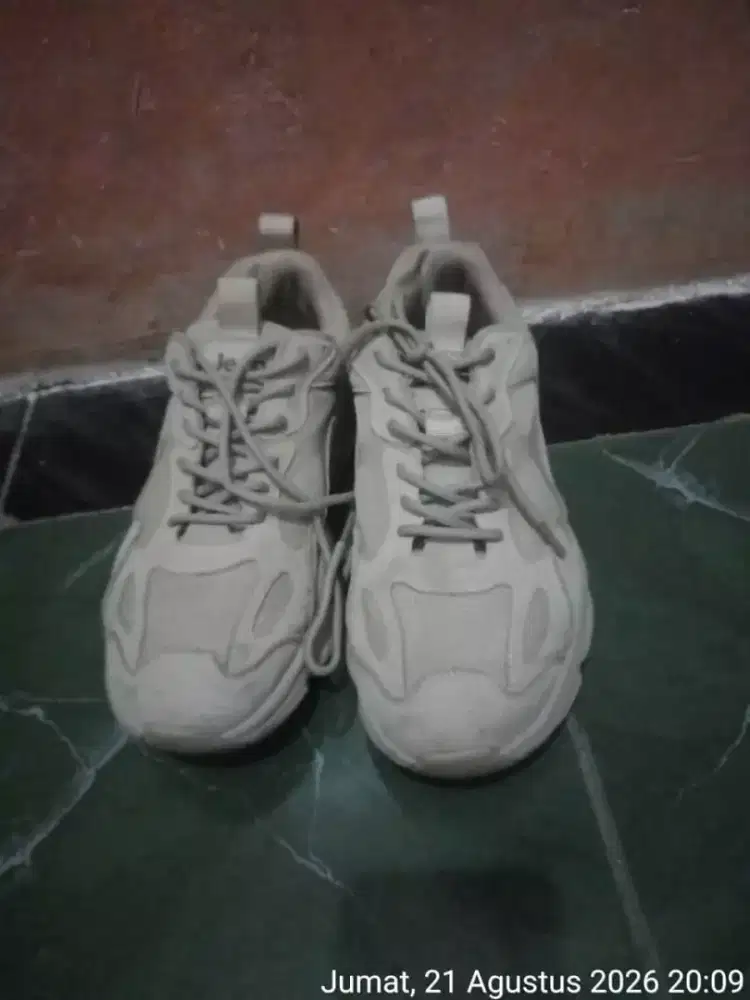 Sepatu merek jeep size 43