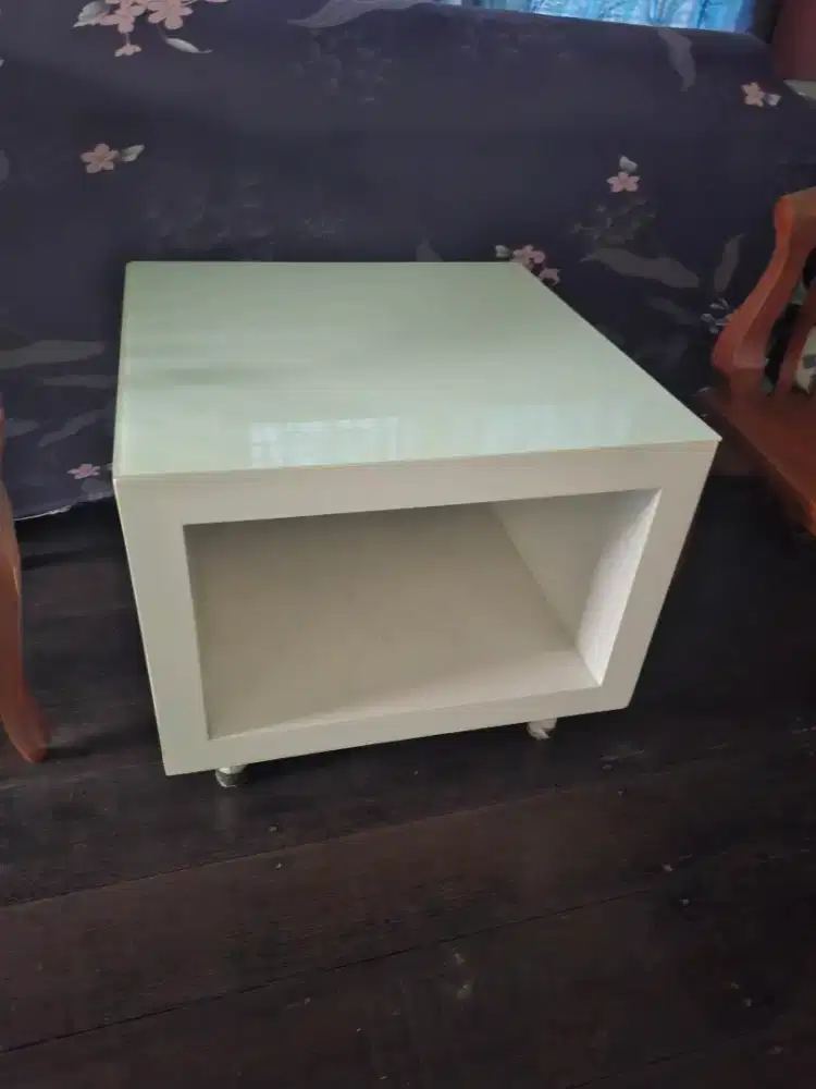 Meja teras minimalis