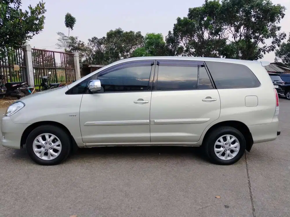 Toyota Kijang Innova 2010 Bensin