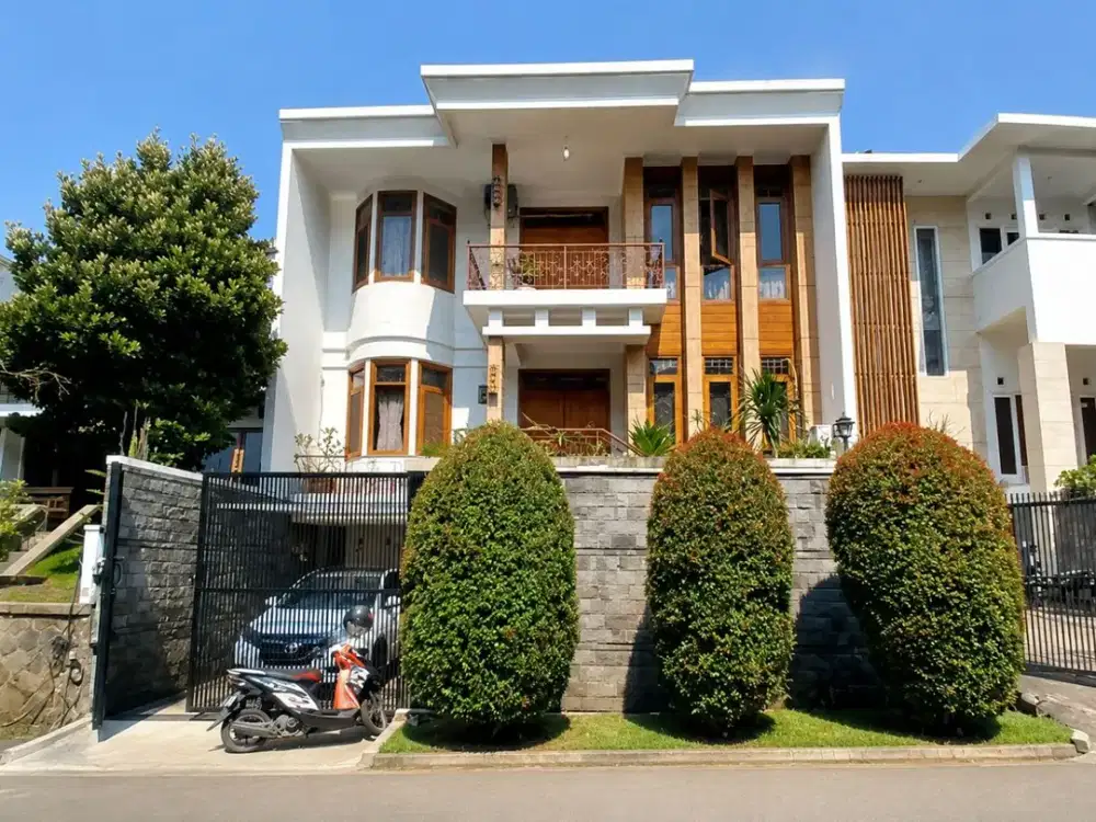 Rumah 3 Lantai Terawat Lux Eklusif di Setraduta