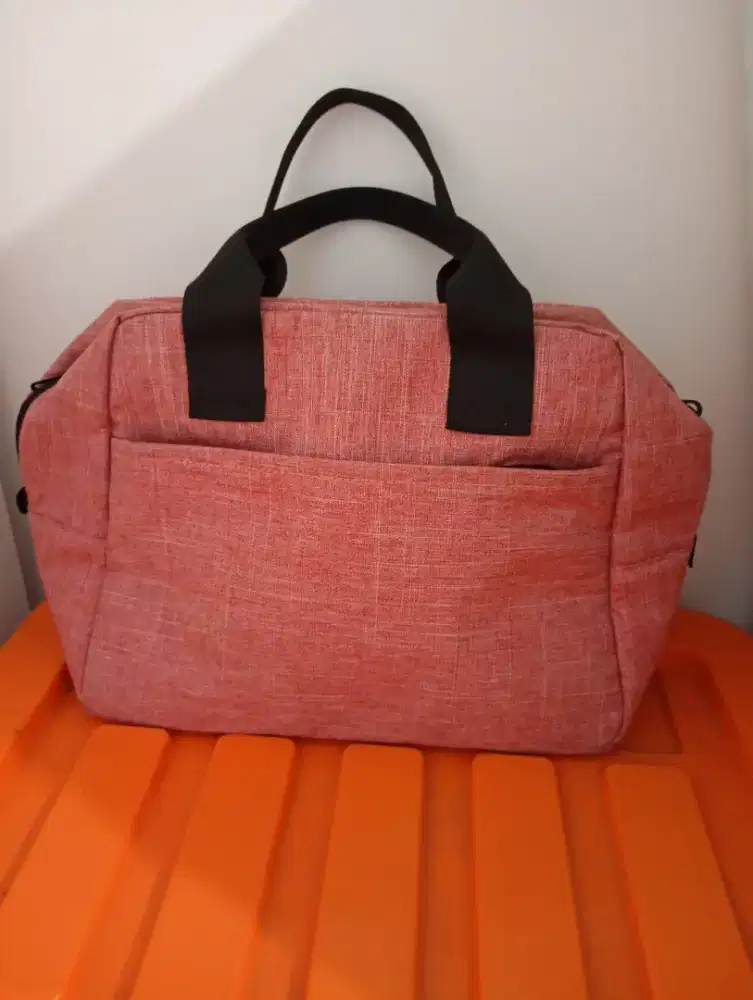 Tas thermal/cooler kotak makan masih bersih dan baru. bahan tebal.