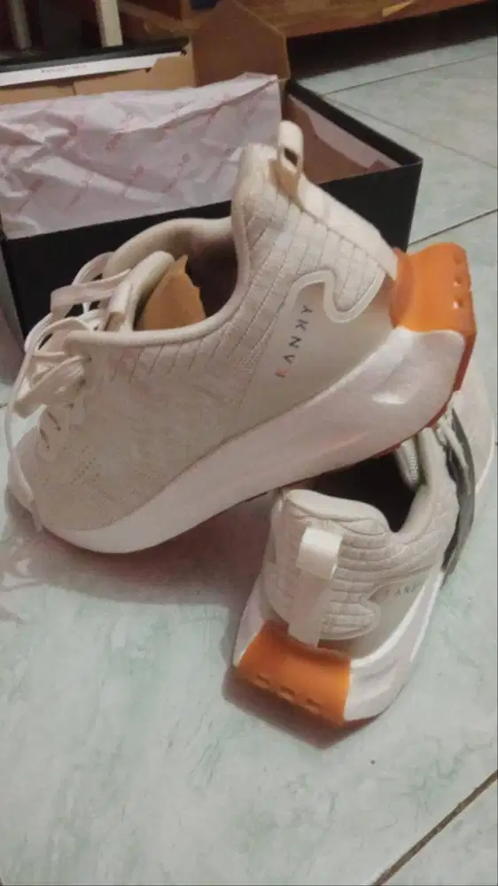 Sepatu laki laki baru