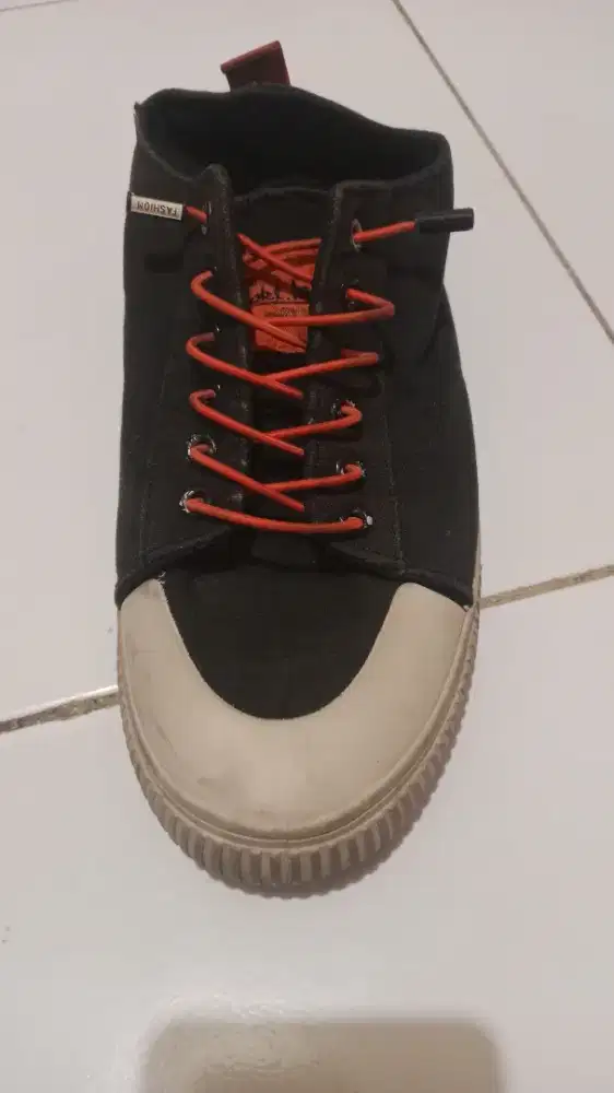 Sepatu casuel vernom ukuran 43.