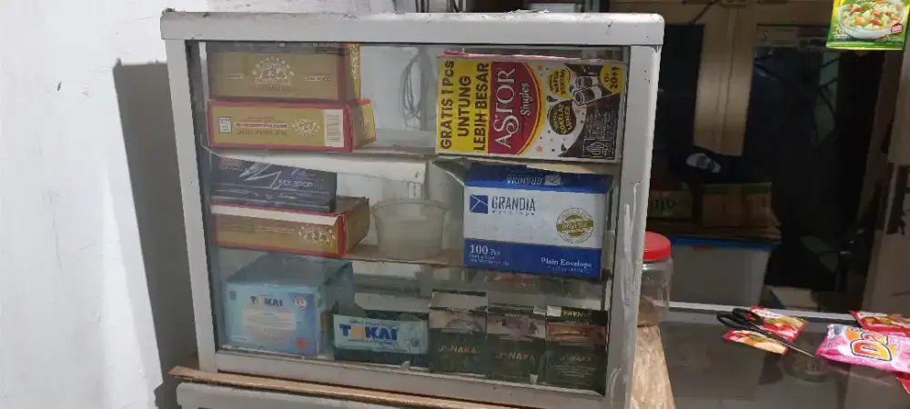 Etalase kaca kecil