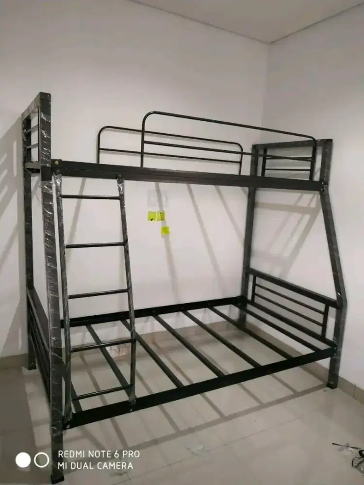 Ranjang besi 2 susun ukuran 90×200 cm