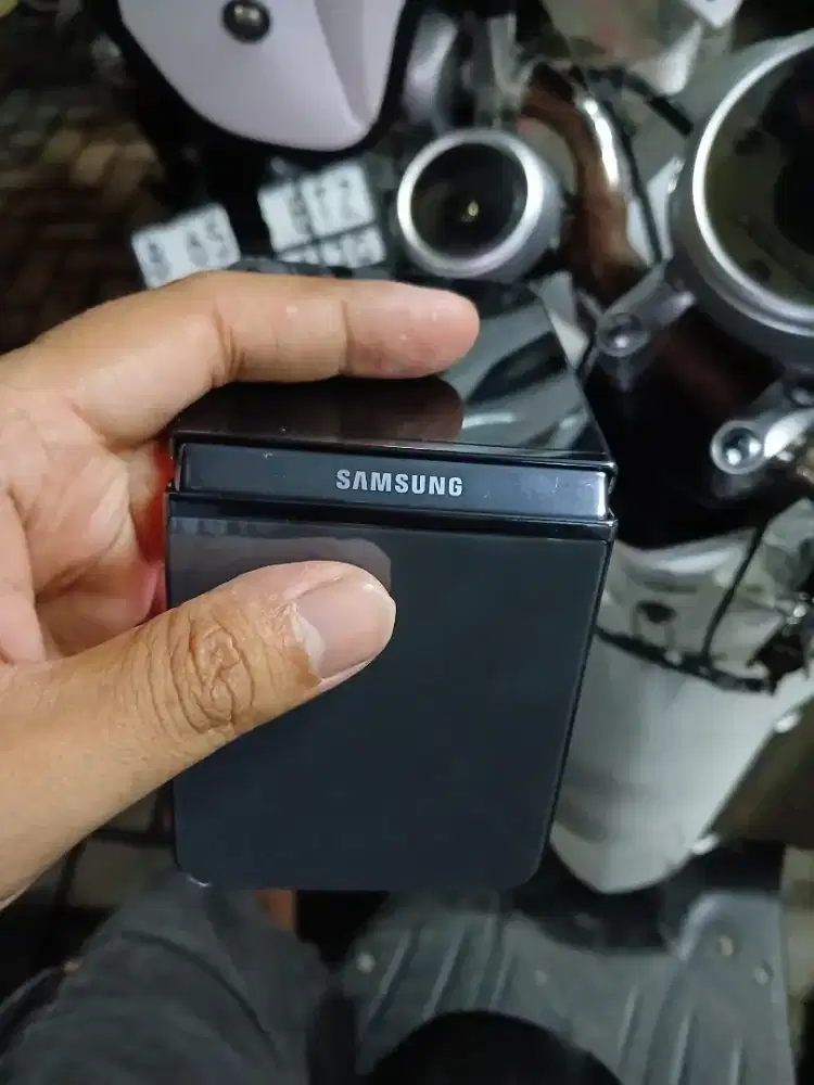 Samsung Flip 5 8/256 hp only