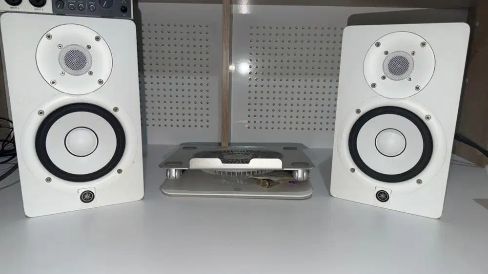 Speaker flat yamaha hs5