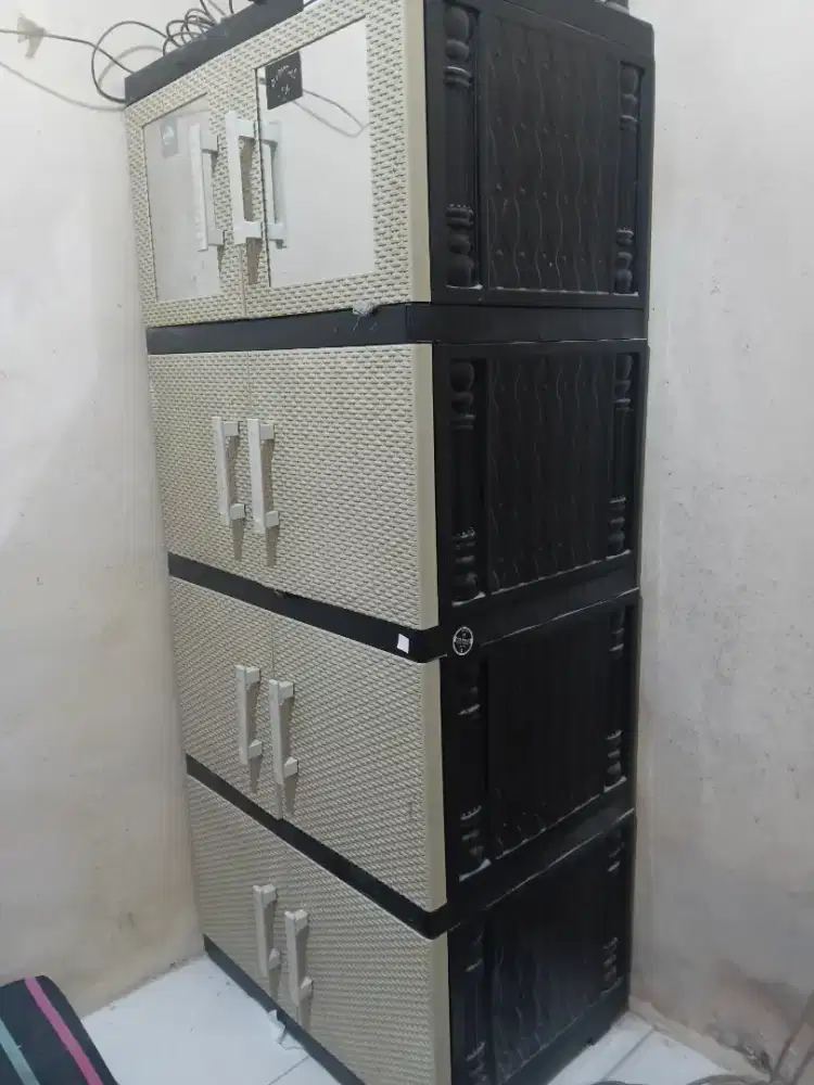 Lemari 4 pintu.
