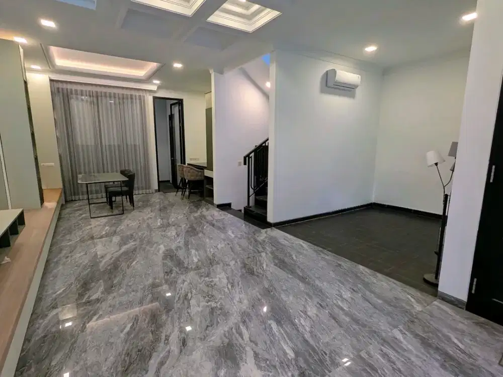Disewakan Rumah Dian Istana Wiyung Taman Ratu Semi Furnish 2LT 2KT LT108m Dekat Pakuwon Mall dan Tol Surabaya Barat