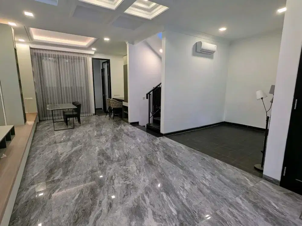Disewakan Rumah Dian Istana Wiyung Taman Ratu Semi Furnish 2LT 2KT LT108m Dekat Pakuwon Mall dan Tol Surabaya Barat