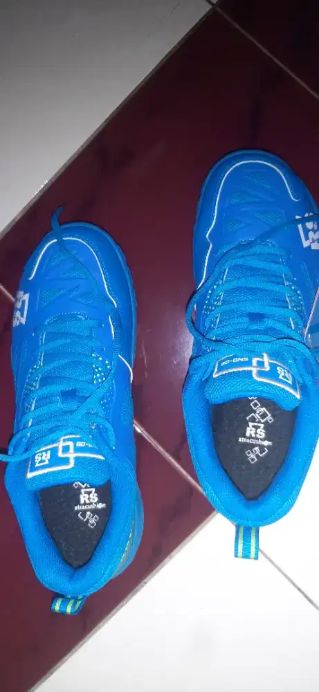 Sepatu badminton