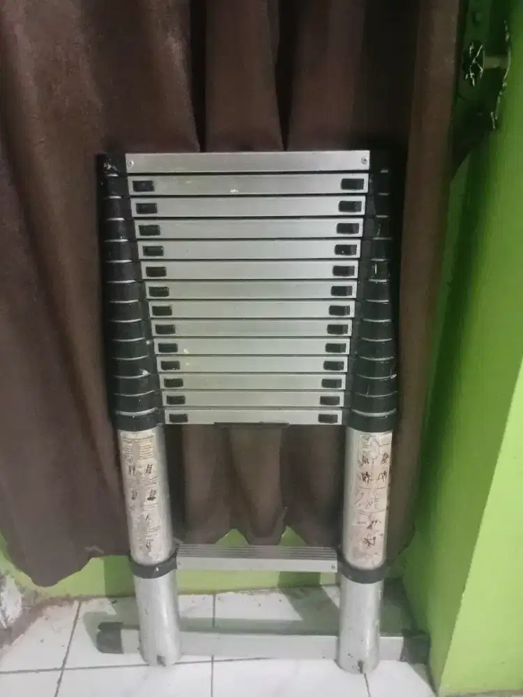 Tangga teleskopik merk LIVEO