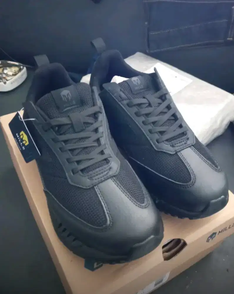 Sepatu Mills Revolt Raze (baru)