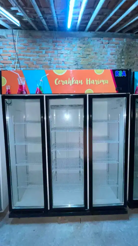 Showcase 3pintu dan 2pintu merek rsa terbaru