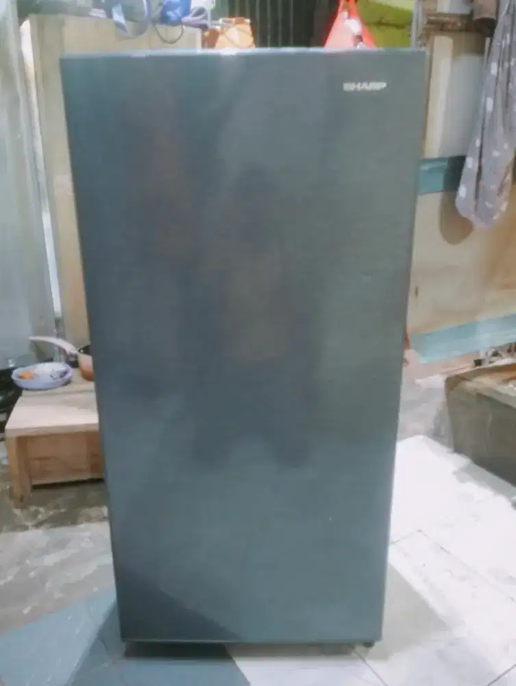 Kulkas satu pintu merek Sharp dingin freezer beku bisa buat es batu