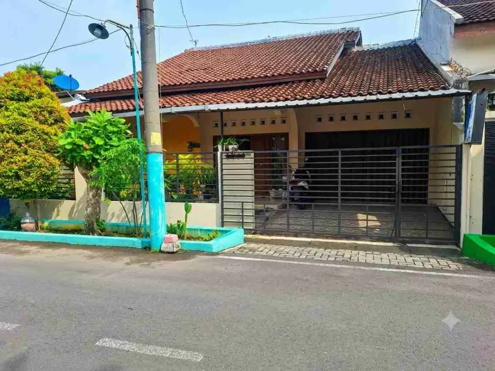 RUMAH CANTIK PUSAT KOTA DI JL SENTIAKI RAYA BULU LOR SEMARANG
