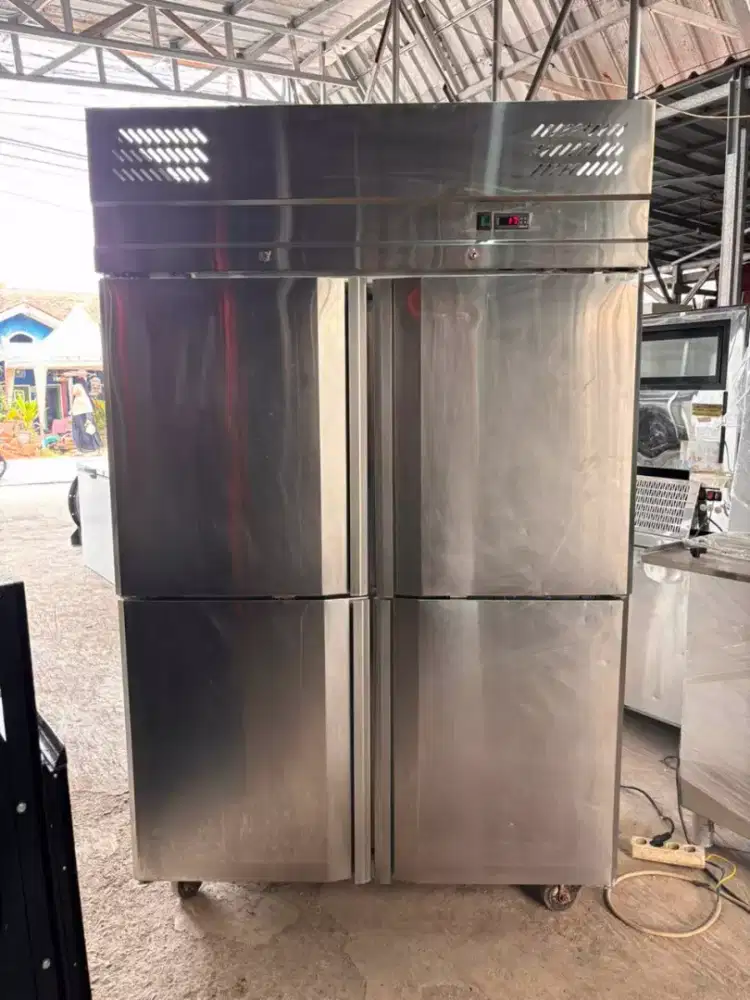 UPRIGHT CHILLER 4 PINTU
Merk CHEFER 
Mulus