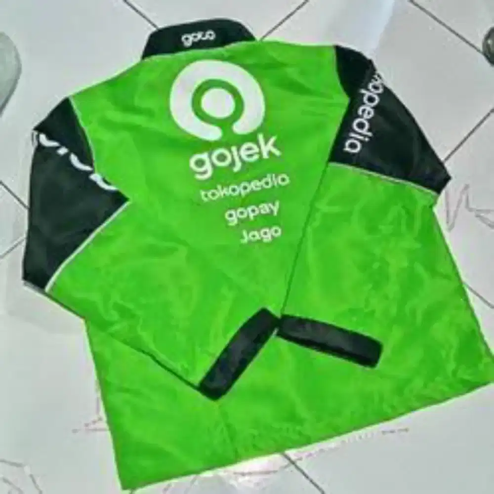 Jaket baru masih diplastikan
