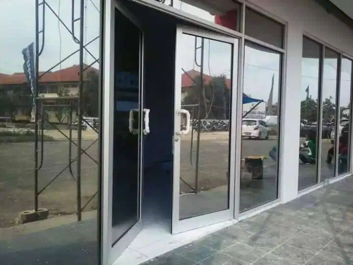 PUSAT PASANG STIKER KACA Sandblast oneway Kaca Film & Cutting Sticker