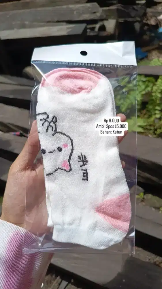 Kaos kaki motif dewasa