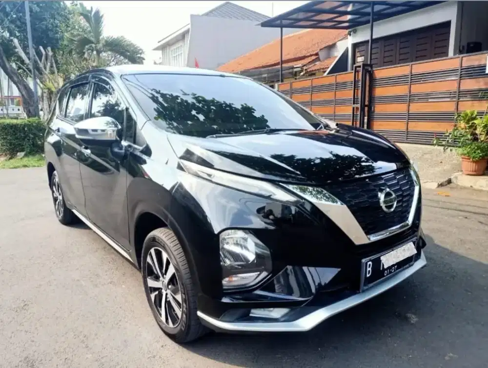 Nissan Livina VL 2021 pemakaian 2022 matic warna hitam