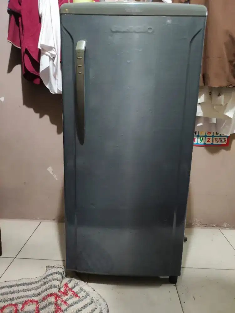 kulkas 1 pintu kondisi masih normal dingin belom pernah rusak