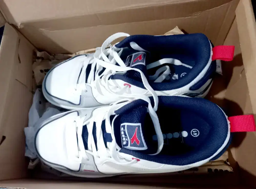 DIJUAL SEPATU MEREK DIADORA