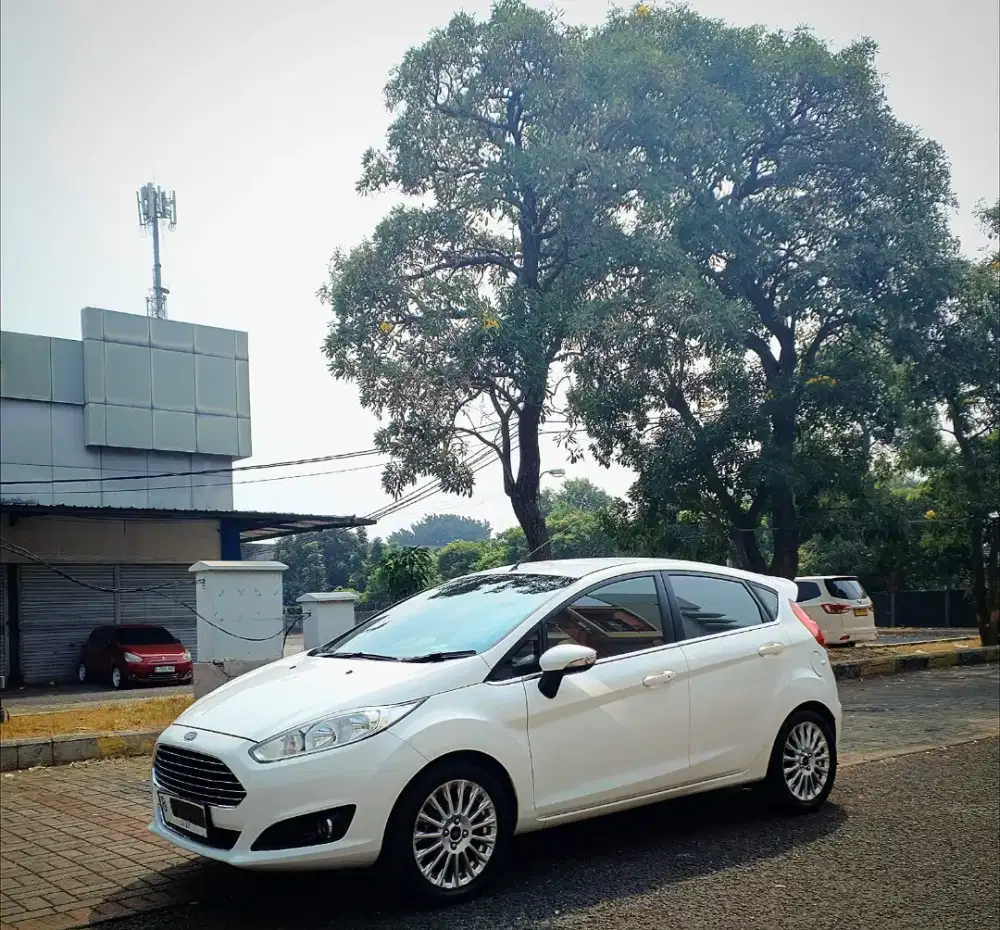 Km 60Rb-an Ford Fiesta S Matic 2014 Putih Tgn 1 Siap Pakai