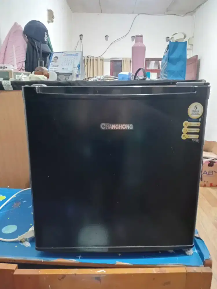 Jual kulkas mini bar merk changhong ga prrnah dipakai