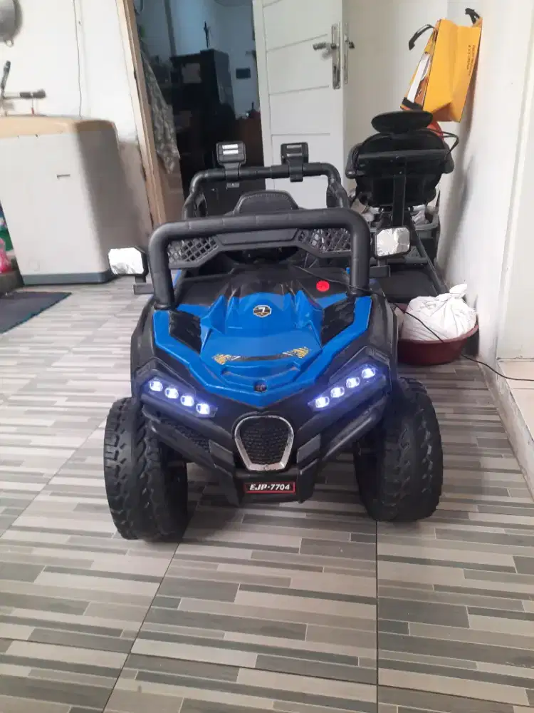 Mobilan anak  aki + remote controle