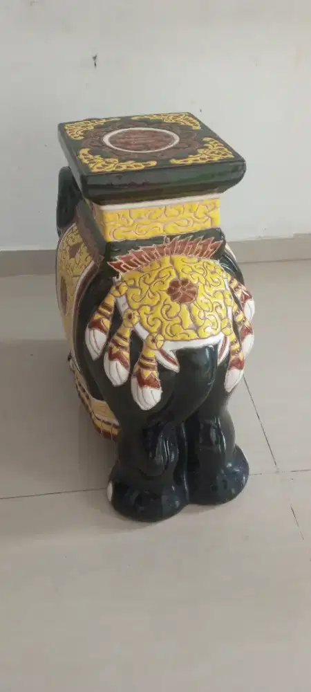 Patung keramik gajah