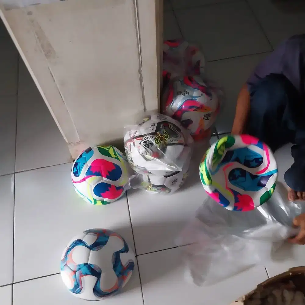 Jual 8 Bola Sepak Wildshot Size 5 Kondisi Sangat Bagus