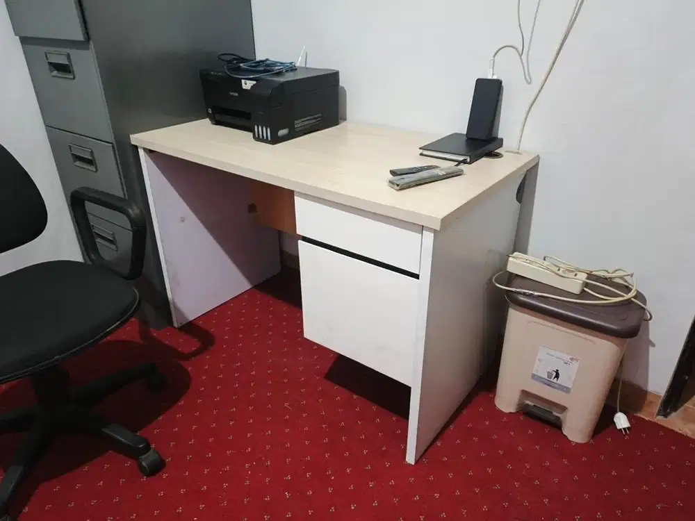 Meja Putih Kantor