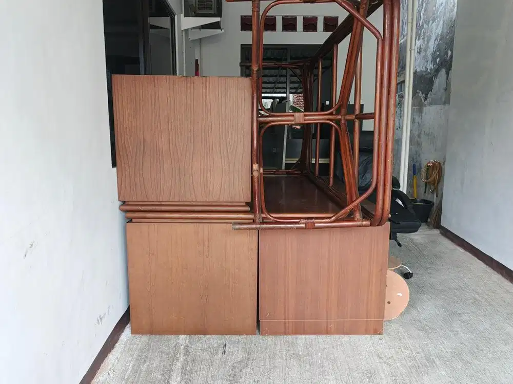 Meja karyawan Coklat