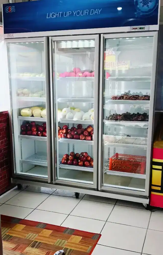 Showcase merek gea 3 pintu 1.500lt